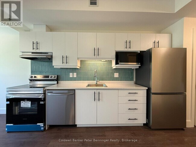 Photo - 302 Queen St S
