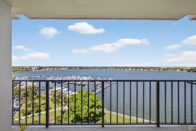 Building Photo - 134 Lakeshore Dr Unit T14