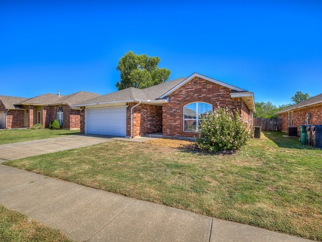 Photo - Charming home in Yukon + 3 bedrooms + 2 bathrooms