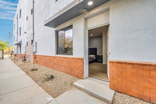 Photo - 834 S Farmer Ave