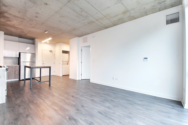 Photo - 1714 W Roscoe St