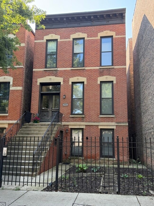 Building Photo - 1921 W Evergreen Ave Unit 2