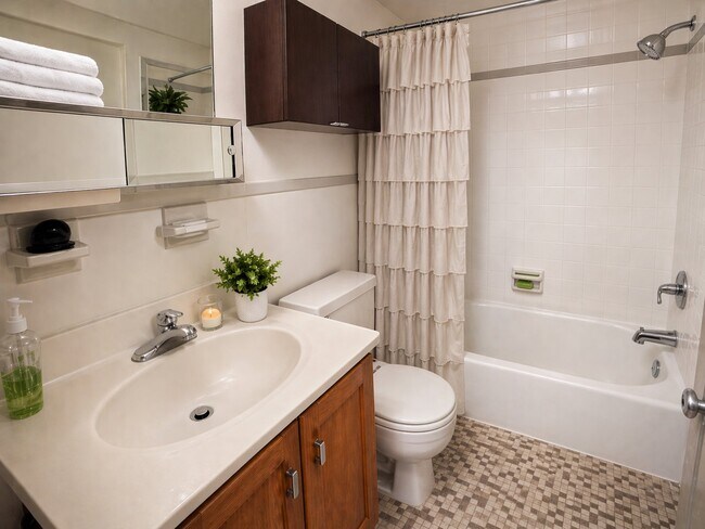 Photo - 4465 MacArthur Blvd NW Unidad 111