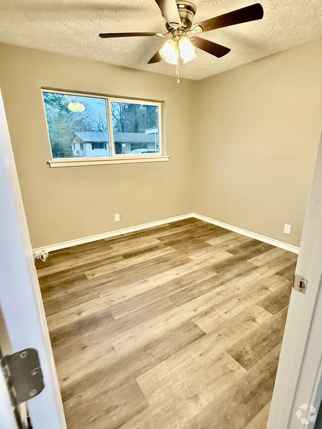 Building Photo - NOW AVAILABLE- 4/2 Completely Remodeled- N... Rental