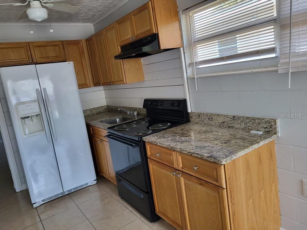 Photo - 147 Ave E SW