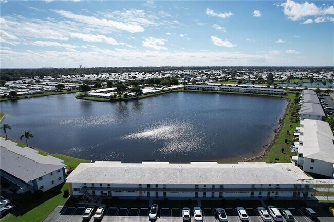Building Photo - 1116 Lake Terrace Unit 2140
