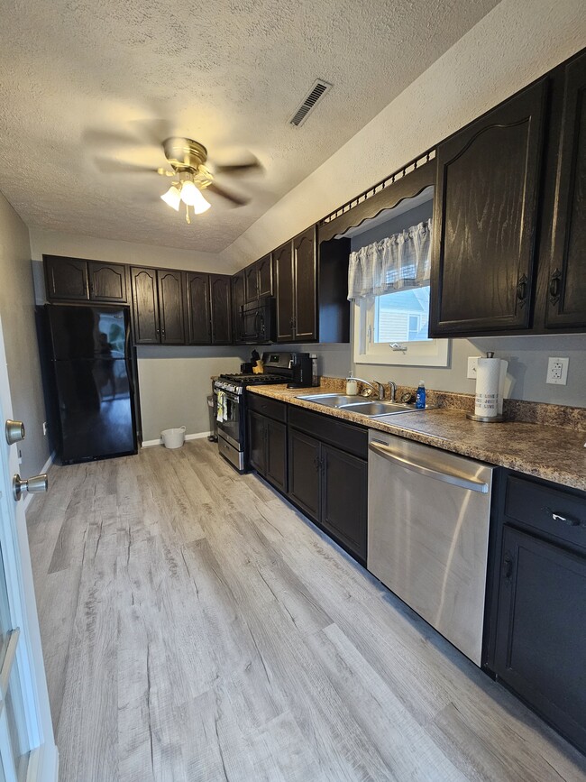 Photo - 115 W 5th Ave Unidad Modern Carriage House