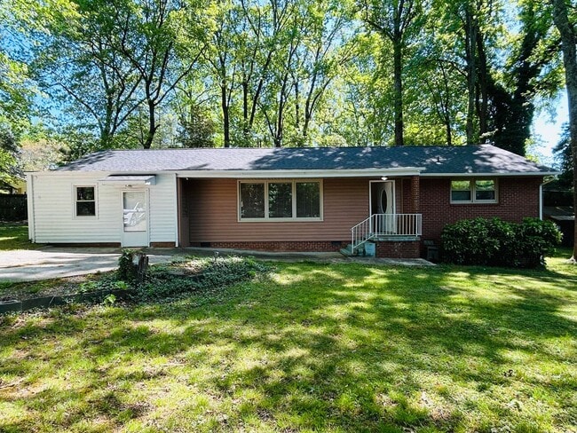 Building Photo - Fabulous 3 bedroom 2 bathroom Ranch home in Lawndale Homes area in NW Greensboro. Huge yard.