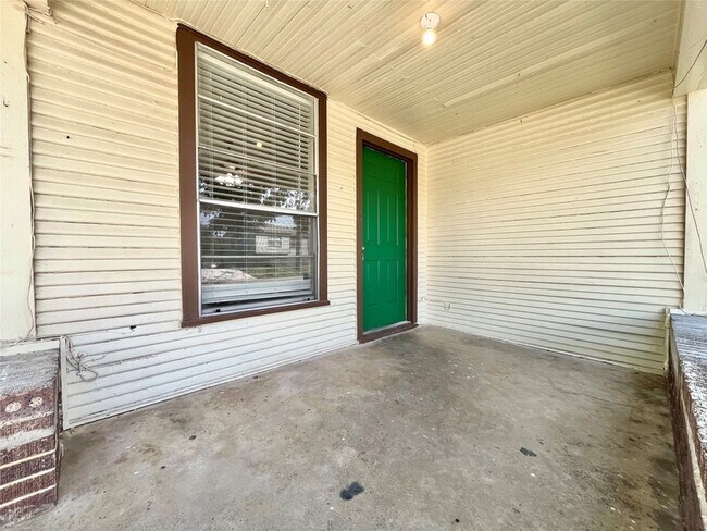 Building Photo - 521 W Collins St Rental