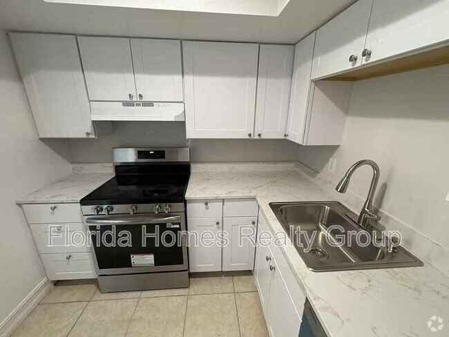 Building Photo - 1830 Maravilla Ave Unit Apt 316