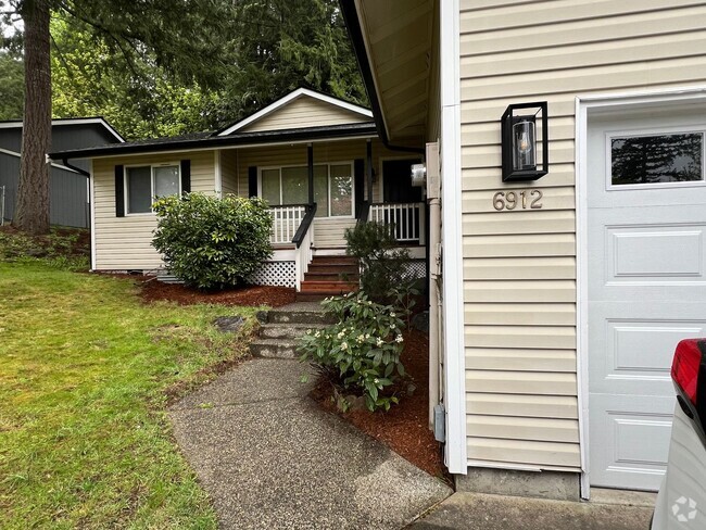 Building Photo - 3 Bedroom Duplex - Manchester Area Rental