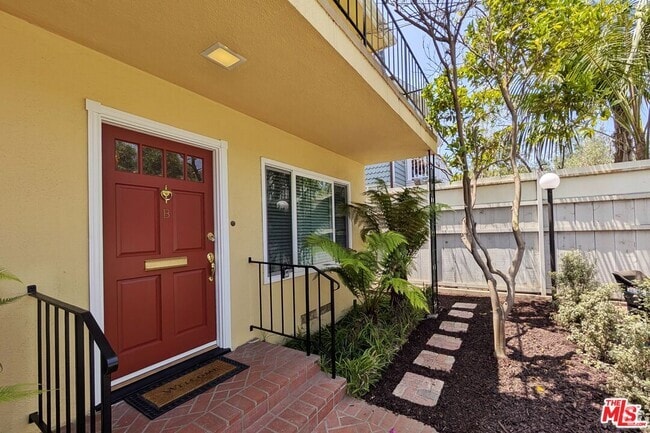 Building Photo - 224 Bicknell Ave Unit B Rental