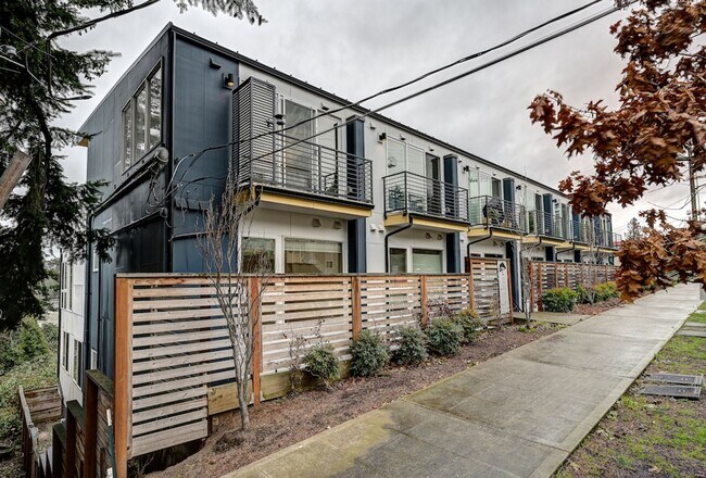 Building Photo - Gorgeous 3Bed/2.5 Bath Townhome in Queen Anne!