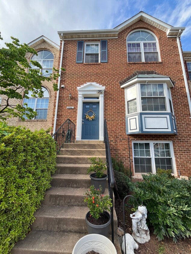 Photo - 21082 Gladstone Dr (Sterling, VA)