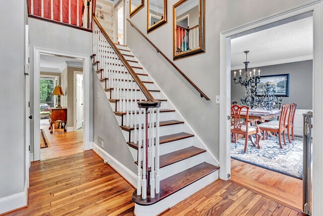 Front foryer. - 4250 Edgewater Ct NW