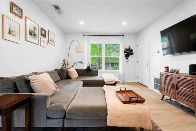 Building Photo - 1808 Forest Hill Dr