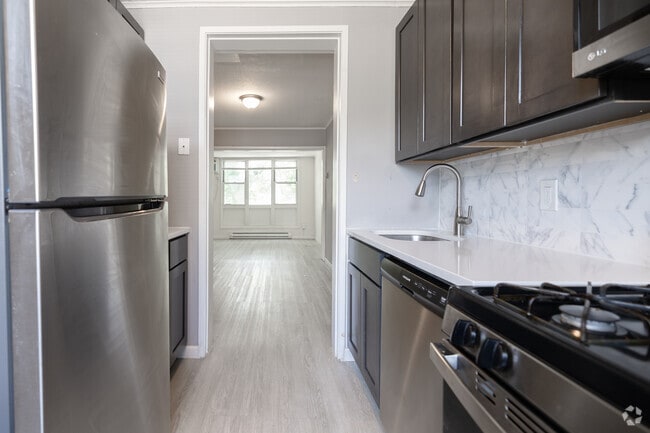 2BR, 1BA - 949SF - Kitchen - Cortlandt Living