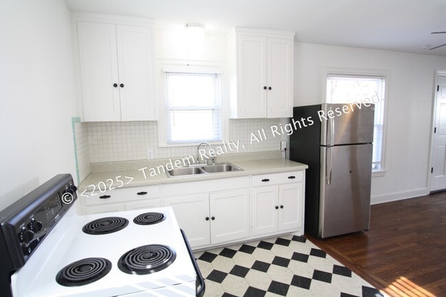 Photo - 720 Powers Ave