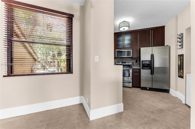 Photo - 15563 Miami Lakeway N Unidad 204