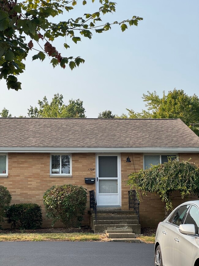 Building Photo - 1728 Rosemont Rd Unit 1728 Rental