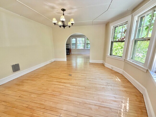 Photo - 3 Bedroom Apartment in Burlington VT Available NOW! OFF STREET PARKING, LAUNDRY, HEAT INCLUDED! Unit 1