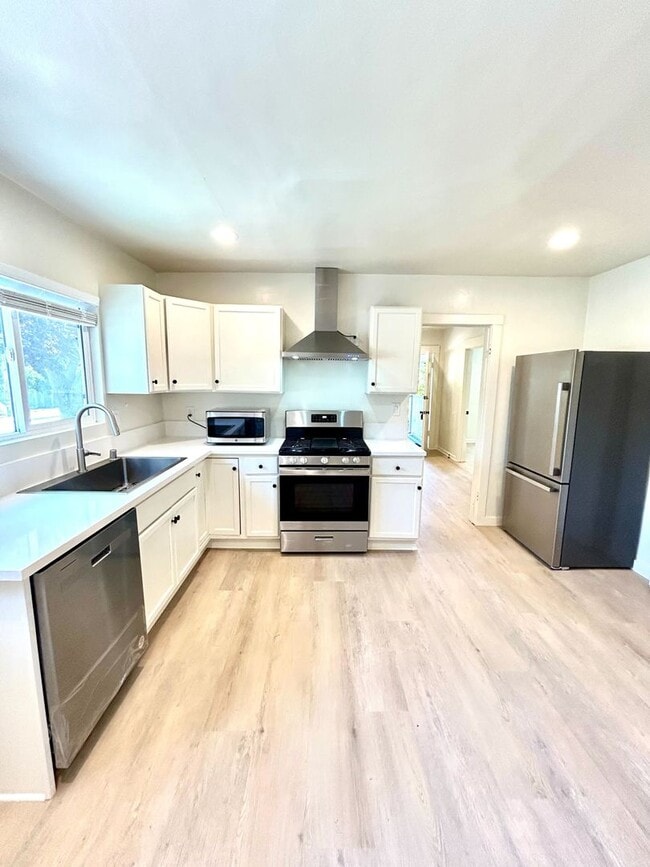 Photo - Now Leasing for the 2026-2027 School Year:... Unidad 1186 Olive Street