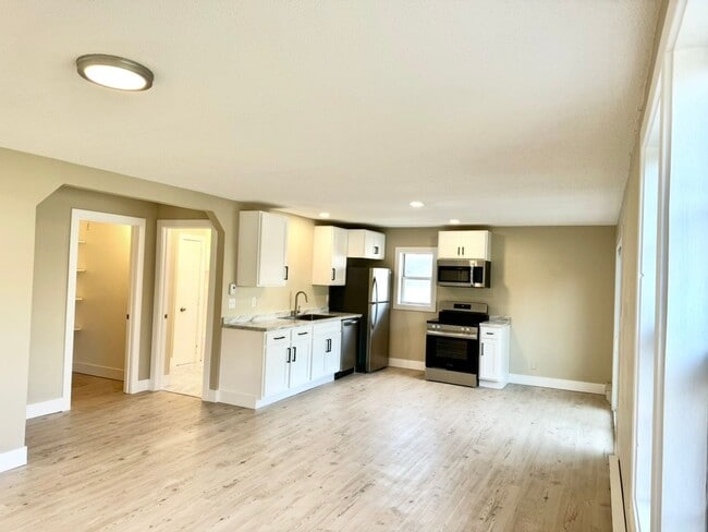 Building Photo - 21 Camp St Unit 3