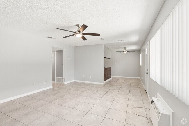 2BR, 2BA - 900SF - Living Room