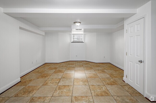 1BR, 1BA - 891SF - Living Room