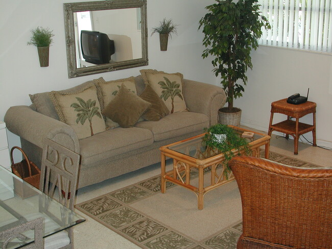 Living Room - 4532 Bougainvilla Dr Unidad 3 Rental