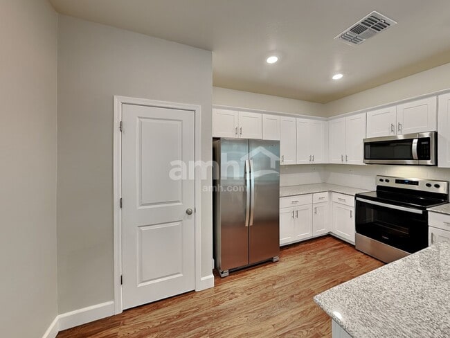 Photo - 638 W Hackamore Ave