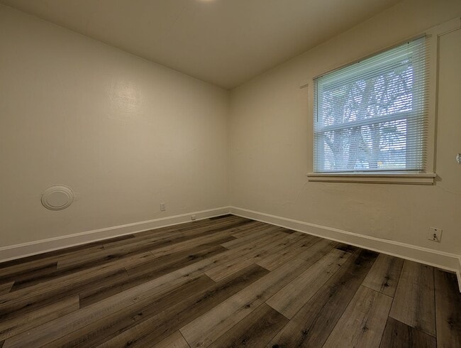 Photo - Nice 1 Bedroom, 1 Bath Apartment With Solid Surface Flooring