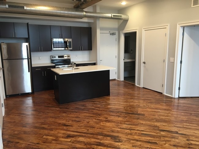 Two Bedroom, Two Bathroom w/Kitchen Island