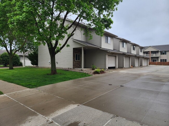 Building Photo - three bedroom two bathroom Town Home