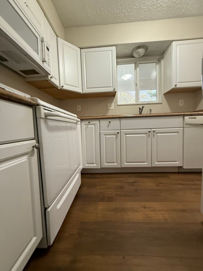Kitchen - 7575 Bingham Ct Unit 7575