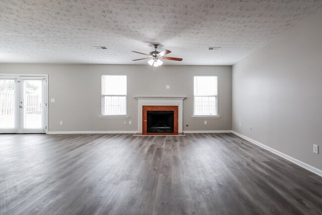 Photo - 527 Ives Cir NW