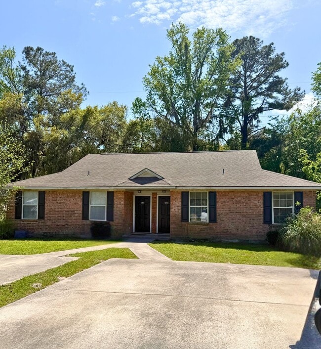 Building Photo - 2/2 with landscaping included