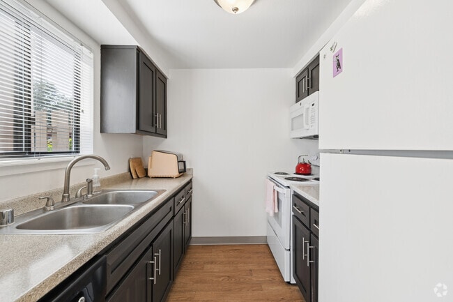 2BR, 1.5BA - 1,032SF - Kitchen