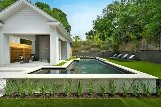 Photo - 2400 Bridle Path