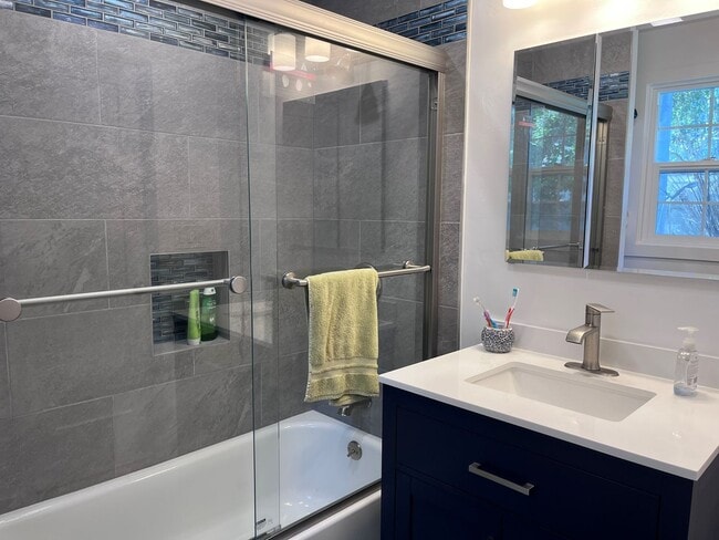 Photo - Fully Furnished- 2 bedroom/ 2 bathroom in ...