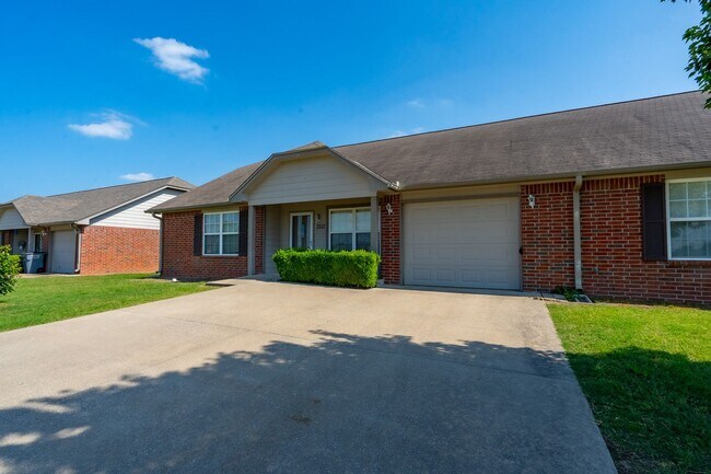 Photo - Cozy 2 bedroom 2 bathroom Townhome - Avail...