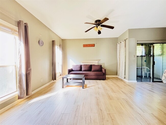 Building Photo - 6602 Harbor Town Dr Unit 505