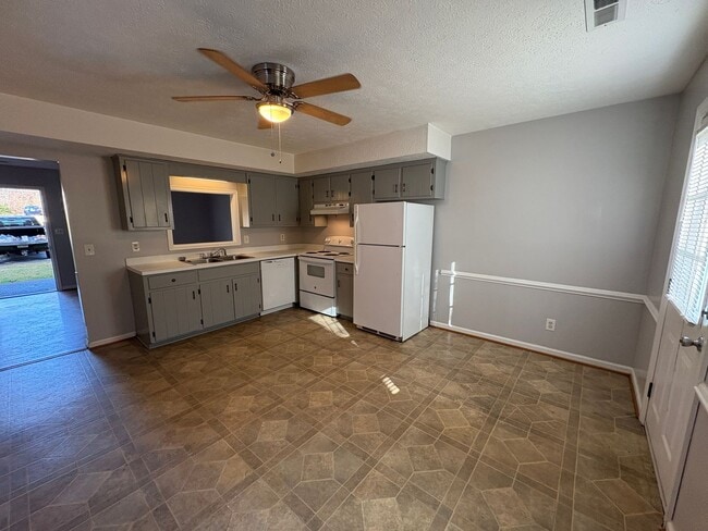 Photo - Gorgeous 3 bed townhouse near Kroger on Timberlake Road!