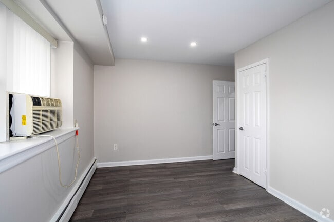 1BR, 1BA - 600-650SF - Bedroom