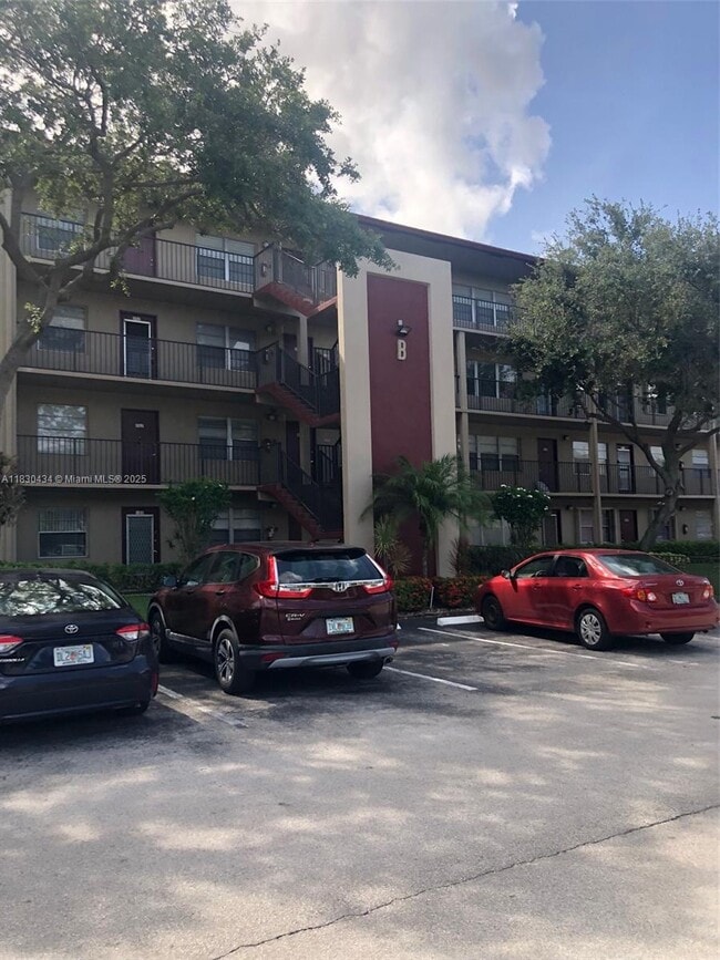 Photo - 850 SW 133rd Terrace Unidad 302B