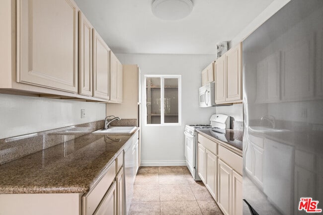 Building Photo - 616 Vernon Ave Unit 1