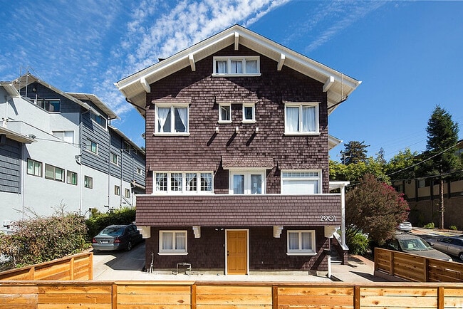 Hermoso exterior Ubicado a una cuadra del campus - 2901 Channing