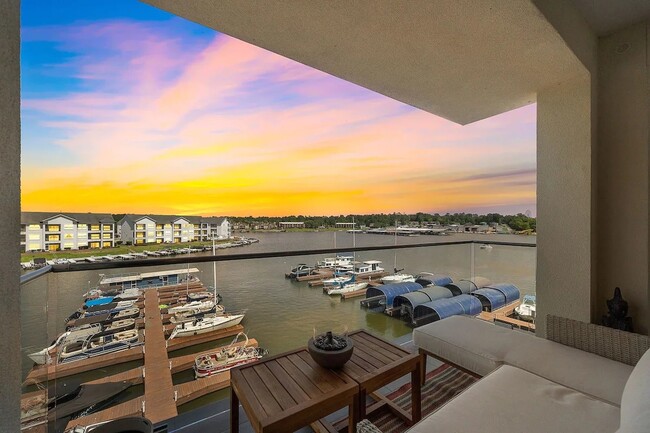 Building Photo - 15260 TX-105 Unit 304