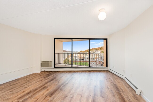 Photo - 1155 Warburton Ave