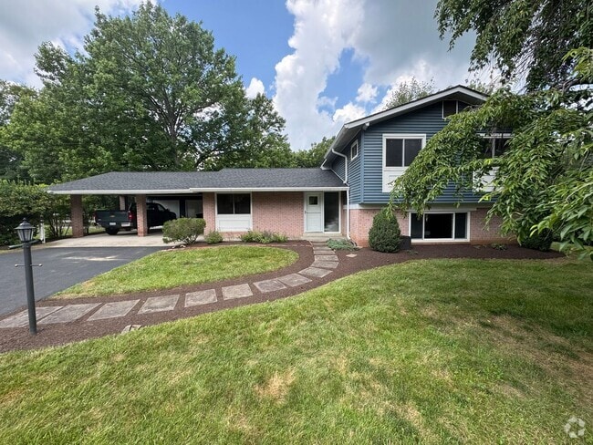 Building Photo - Gorgeous 4 Bed 2 Bath Home On Large Privat...